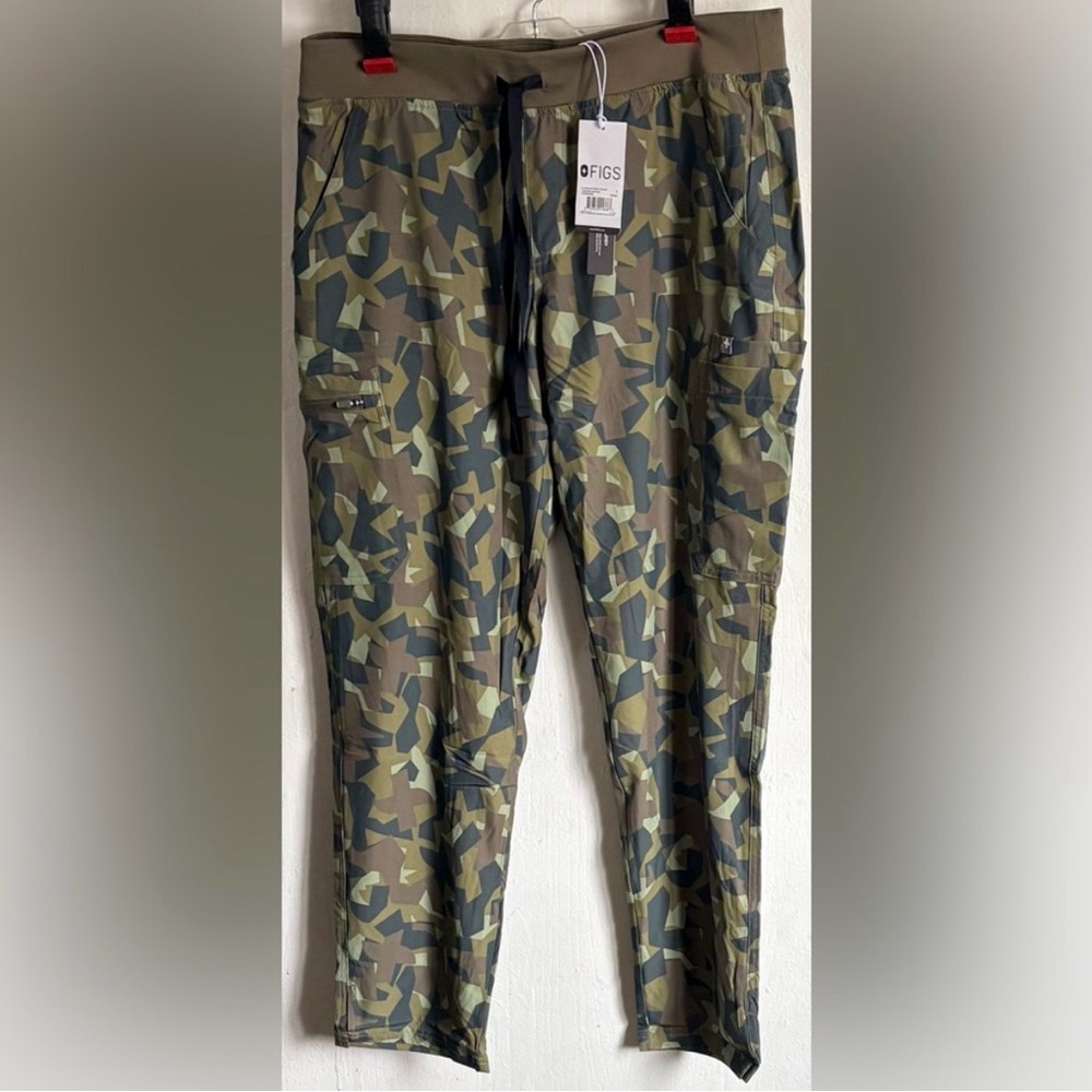 FIGS Women's Freex Lined Scrub Pants in "Martini Olive Camo" Size Large